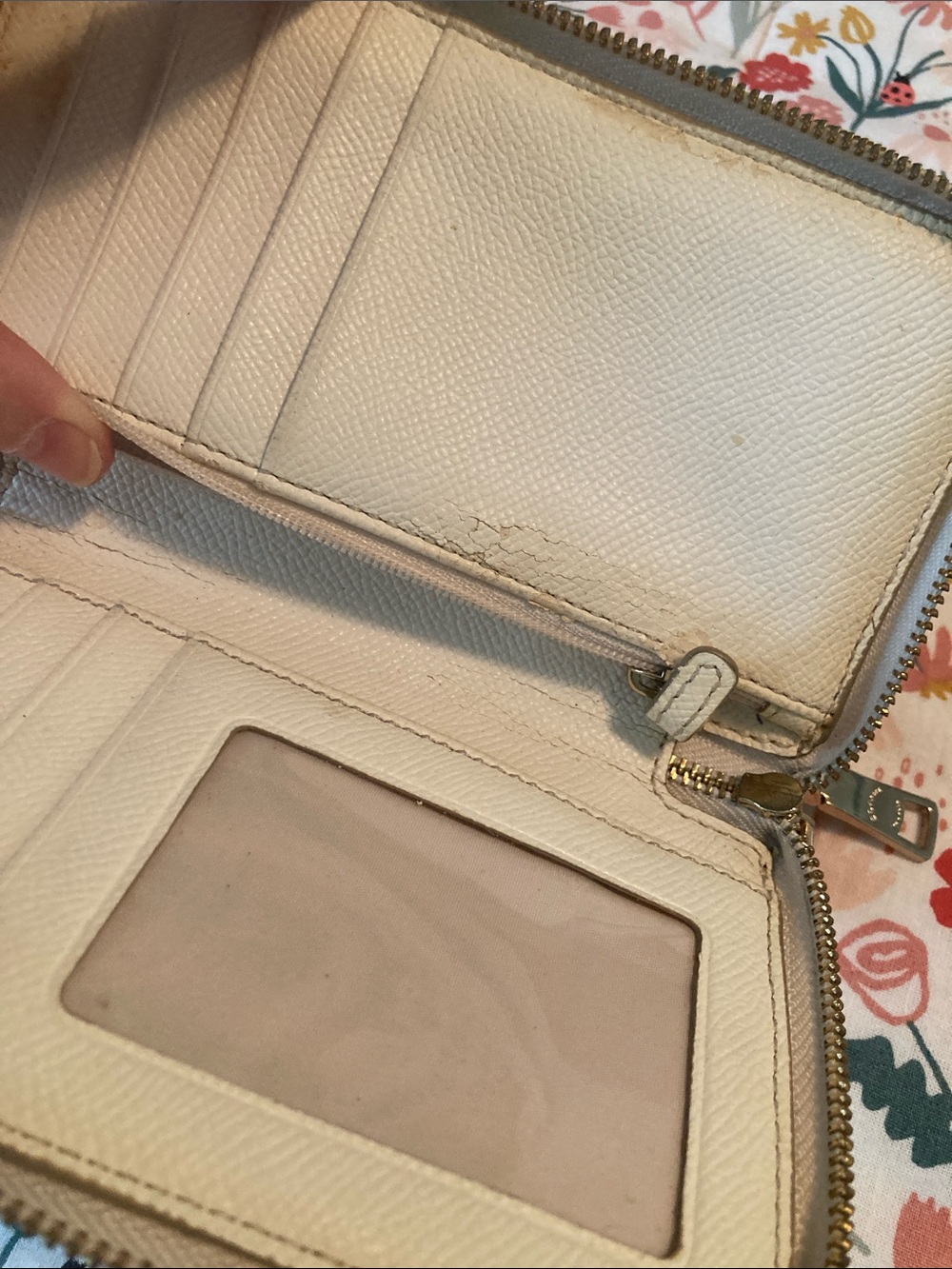 Coach Ivory Patent Leather Wristlet Wallet perfect for Falπ¦βπ₯π¦βπ₯πππ»π»ππ - Picture 7 of 10
